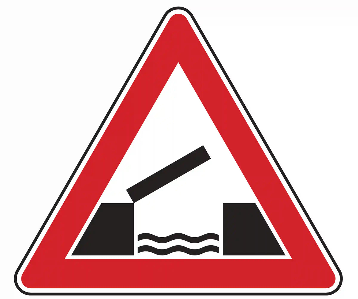 Verkehrszeichen Bewegliche Brücke (VZ 101-55), das vor einer folgenden beweglichen Brücke warnt.