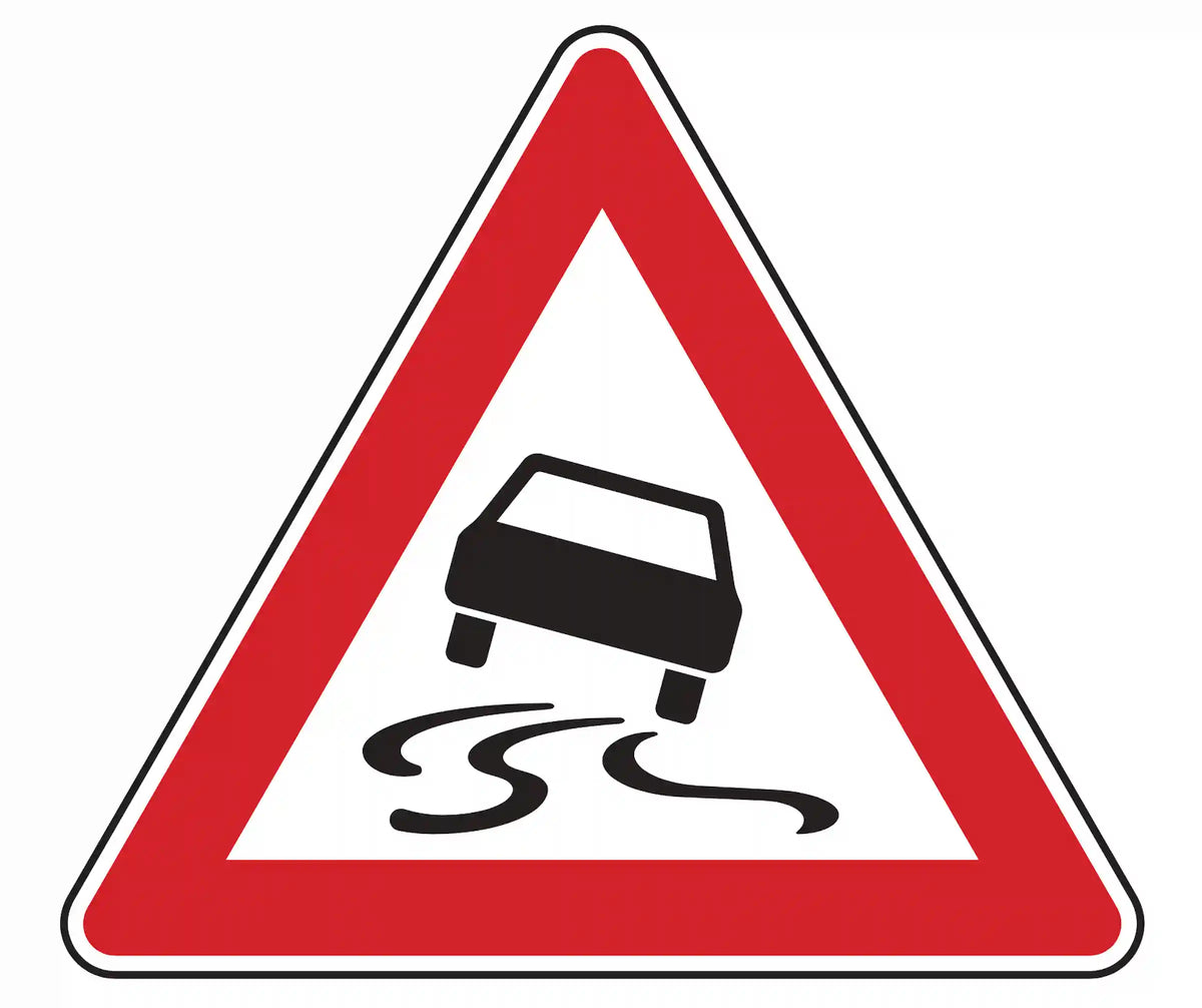 Verkehrszeichen Schleuder- oder Rutschgefahr (VZ 114), das vor verminderter Griffigkeit der Fahrbahn durch Nässe oder Verschmutzung warnt.