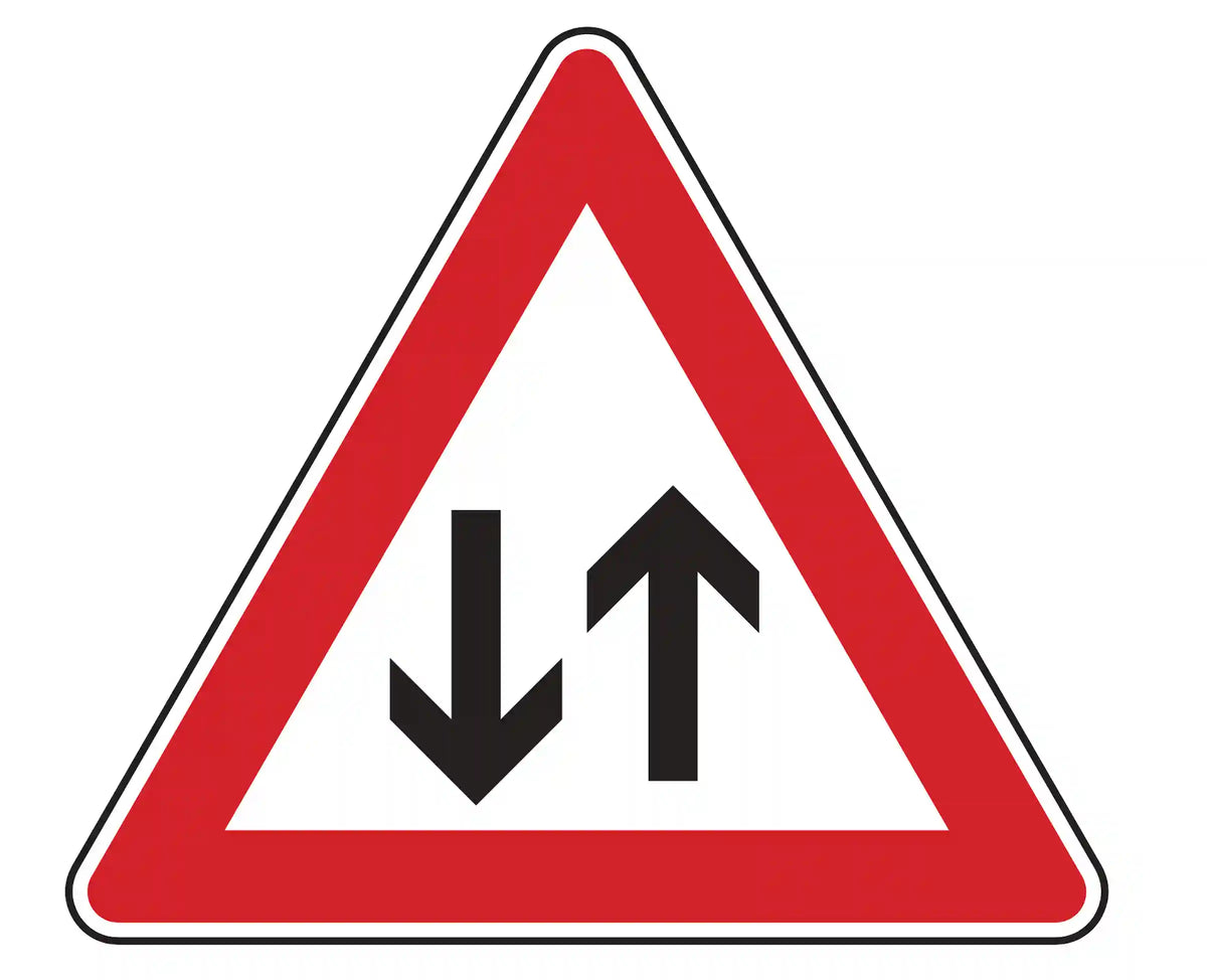 Verkehrszeichen 125: Dreieck mit zwei entgegengesetzten Pfeilen – warnt vor Gegenverkehr.“