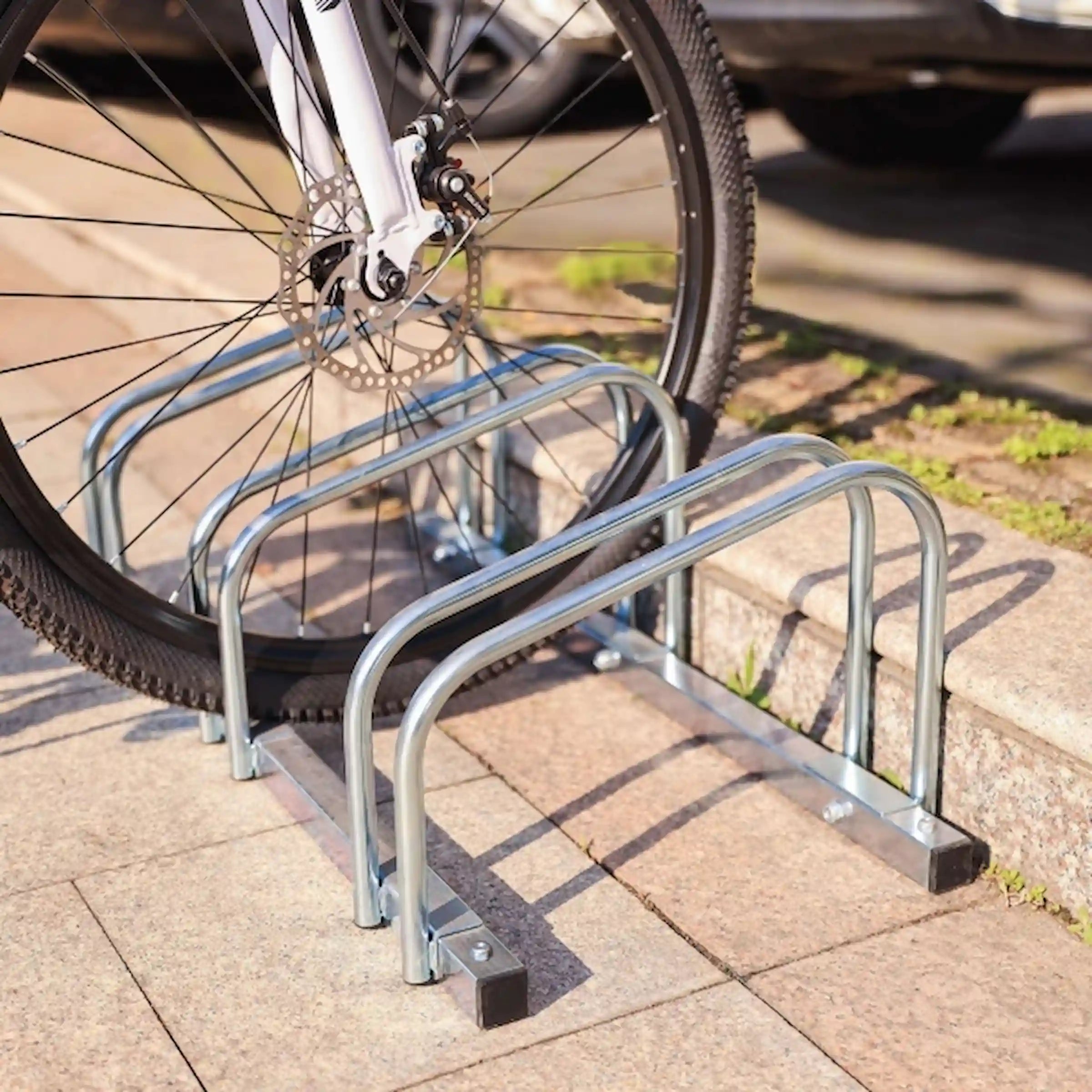 Robuster Fahrradständer mit Rundrohrbügeln, zerlegt geliefert.
