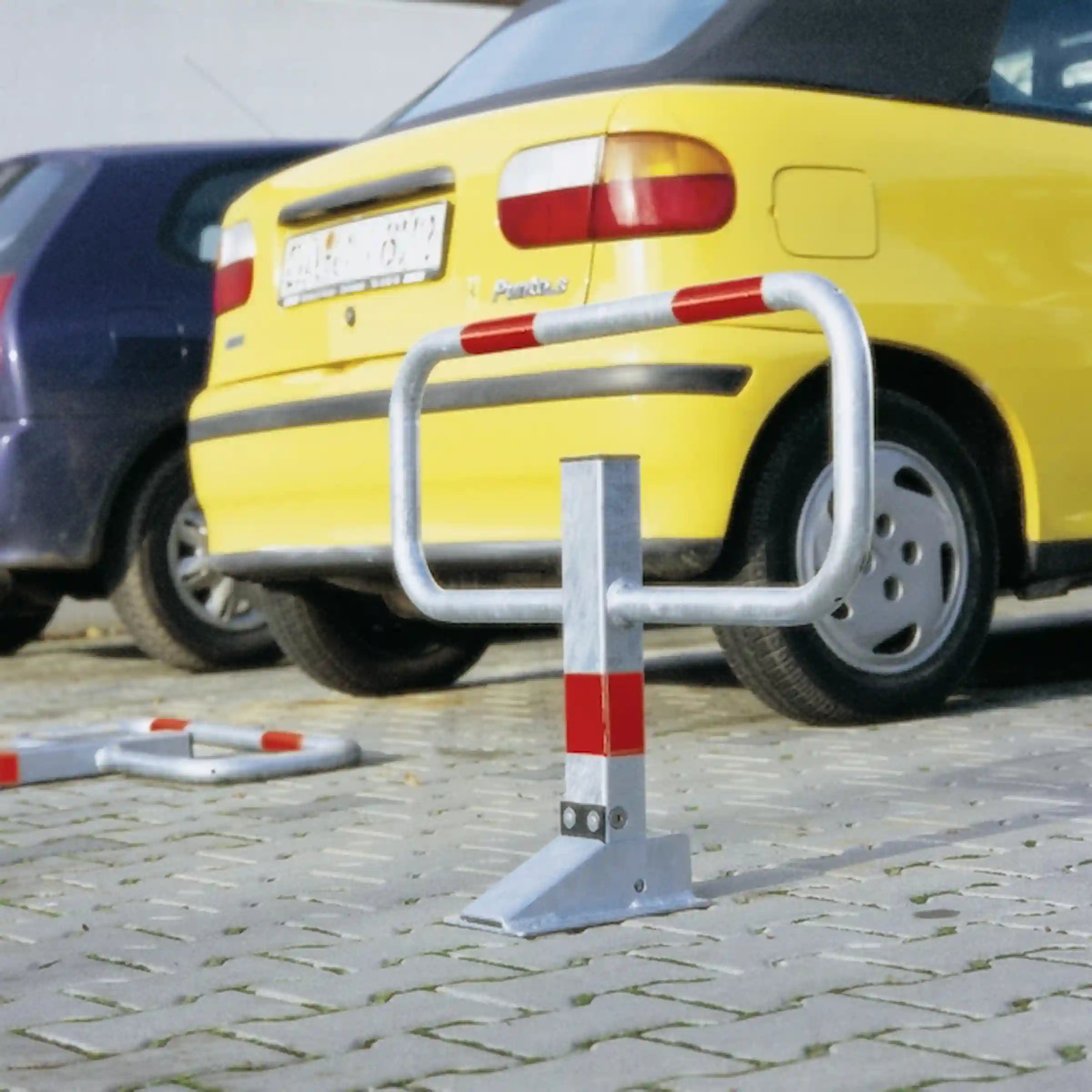 Kipp-Pfosten zum Schutz privater Parkplätze vor Fremdparkern.